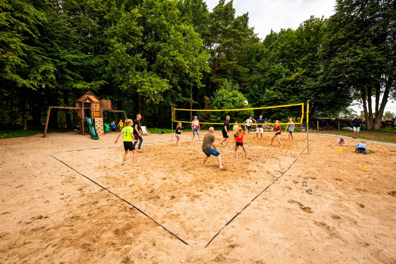 Boiska do gry w siatkówkę plażową, piłkę nożną, boule