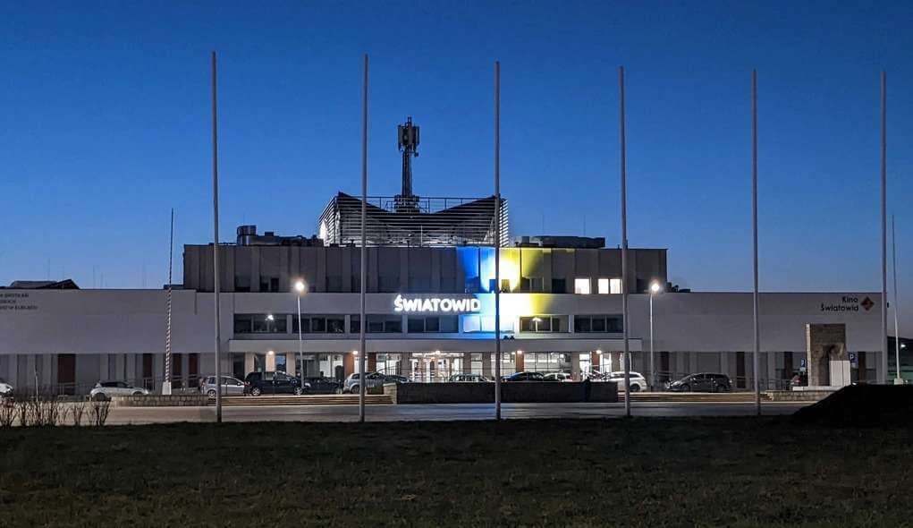 Kino Światowid seanse bajek i filmów oraz wystawy fotografii i rzeźby