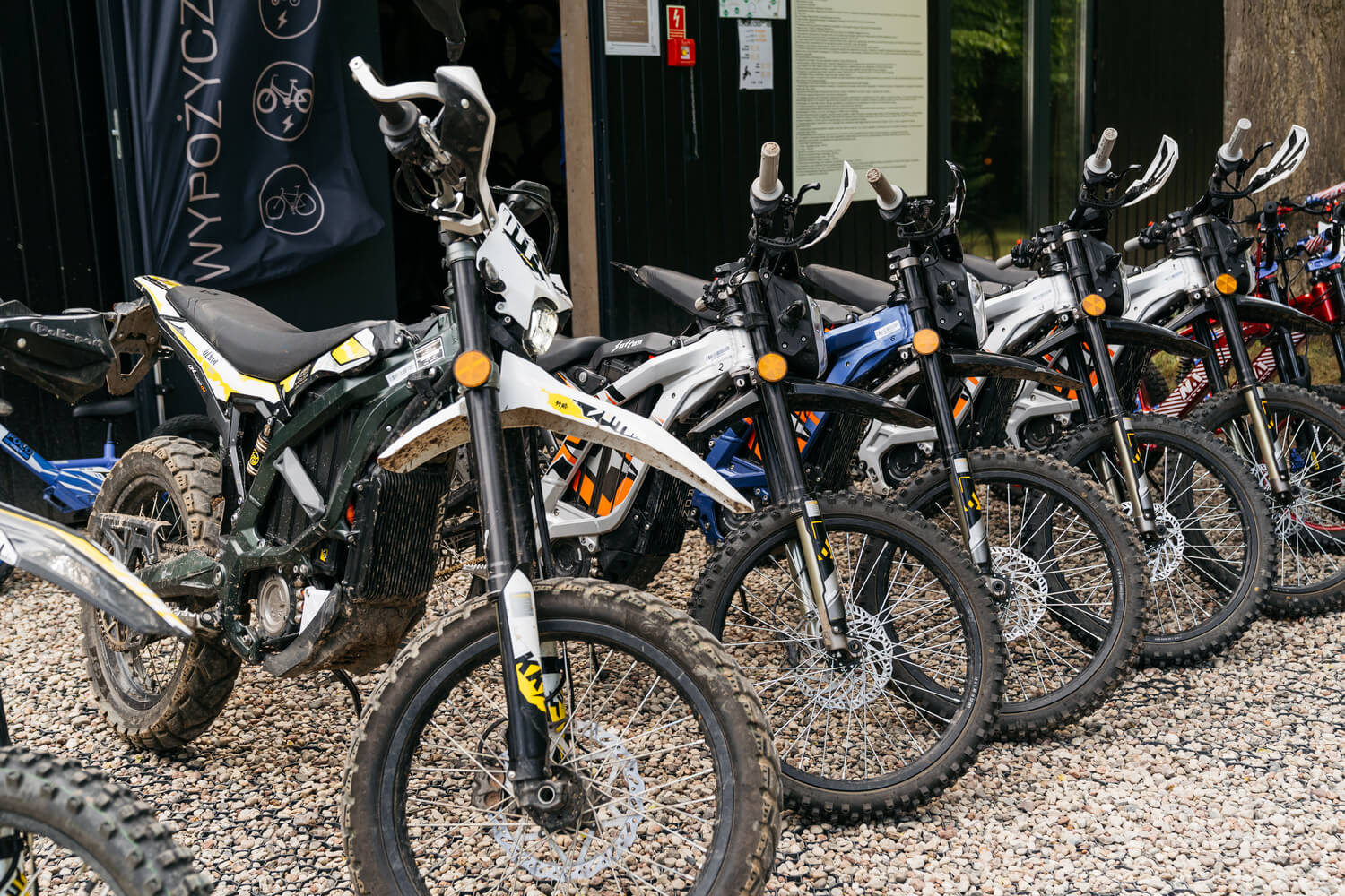 Rowery i crossy elektryczne - odkrywaj okoliczne lasy na rowerach tradycyjnych, elektrycznych lub crossach